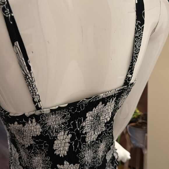 SO FLORAL black & white  stretch ruffle top - Picture 4 of 6